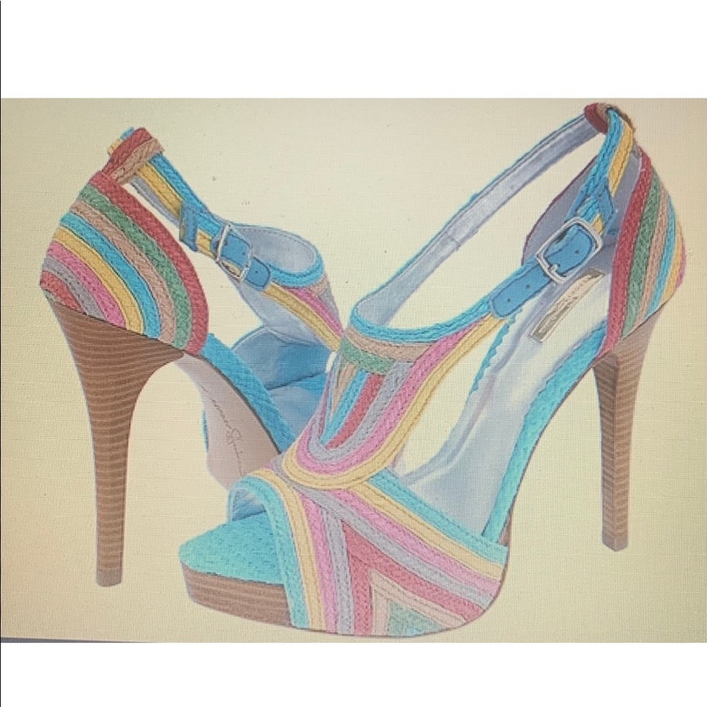 Report Signature Lucie platform heels